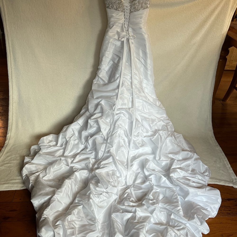 NWOT Elegant White Strapless Wedding Gown